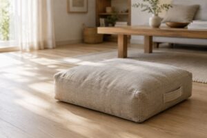 明るい部屋の床に置いた厚みのあるベージュのクッション座布団